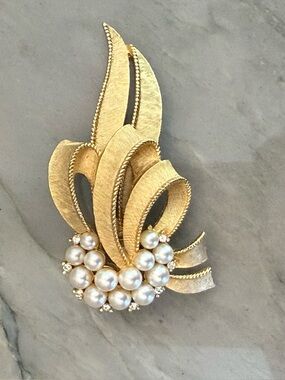 VTG 50’s/60’s Trifari Gold-Tone Pearl Cluster Brooch - Elegant Women's Jewelry